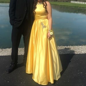 Beautiful yellow sherri hill ball gown